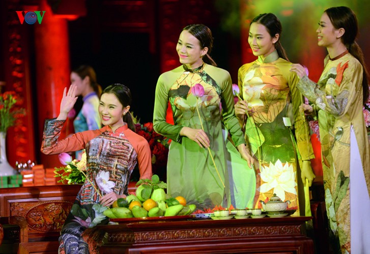 Soirée des ao dai au Temple de la Littérature - ảnh 8